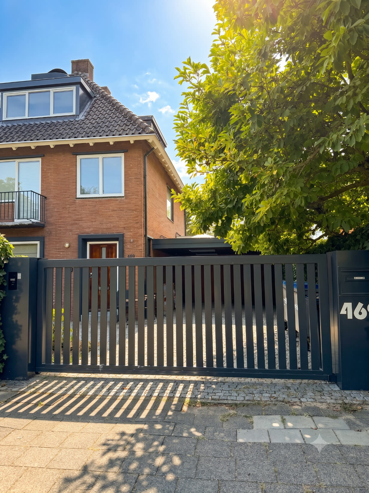 Front gate and façade with house number 469